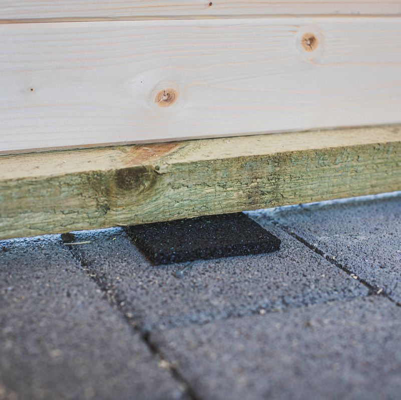 Feuchtigkeitspads schützen das Holz vor aufsteigender Nässe